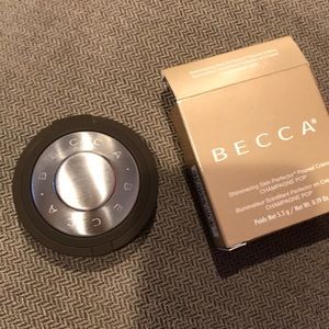 Brand new Becca Champagne Pop Highlighter